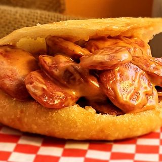 AREPA SALCHICHA EN SALSA ROSADA 