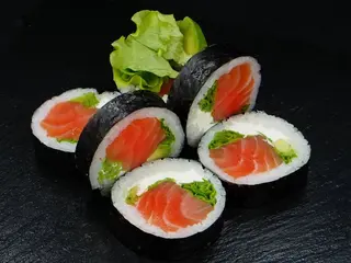 Futomaki z łososiem i awokado (6 szt) (220g)