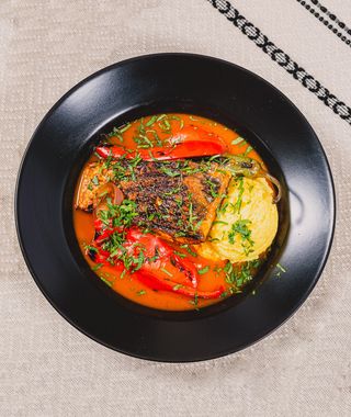 Saramura din Crap cu legume coapte si mămaliga