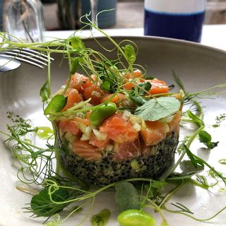 Tartar de salmón con quinoa negra
