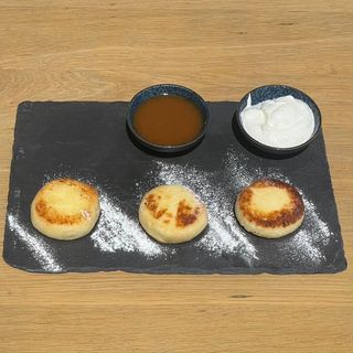 Sirniki od domaćeg sira sa domaćom karamelom i kiselim pavlakom 240g