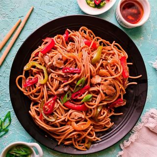 Chilli garlic chow main noodles with chicken