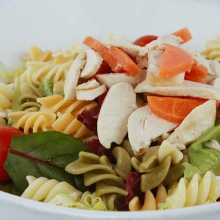 Ensalada de pasta con pollo en escabeche