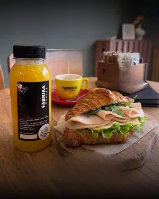 Espresso + Premium kroasan + cijeđeni sok