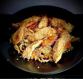 Wok s piletinom, tijesto i umak po izboru