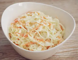 Ensalada de col cremosa