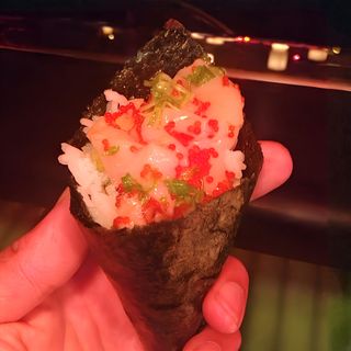 Temaki hotate tobiko