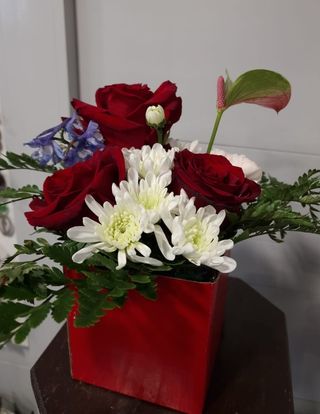 Aranjament in cutie mica rosie