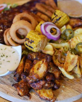 Mega tailgate box (3-4 personas)