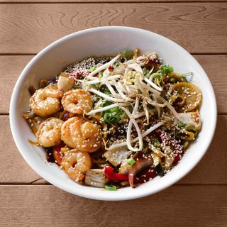 CHRUPIĄCE WARZYWA Z WOKA W SOSIE SOJOWYM Z KREWETKAMI