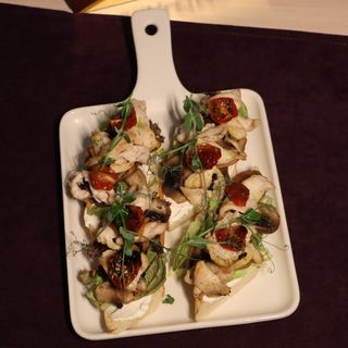 Брускетта с курицей