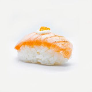 Nigiris de salmón flambeado ikura (2 uds.)