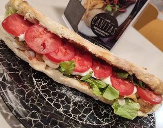 Bocadillo De Atún Y Tomate