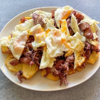 Huevos Rotos, Patatas Y Jamón Ibérico Trufado