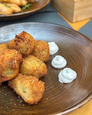 Flori de dovleac umplute cu brânză feta și cremă de iaurt cu mentă