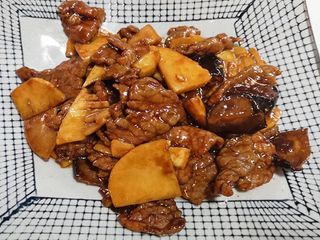 Ternera con Bambú y Setas Chinas