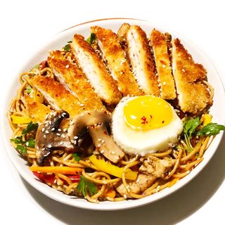 WOK Fideos fritos, pollo empanada  y huevo / Fried noodles