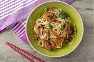 Tallarines Con Pollo Y Langostino