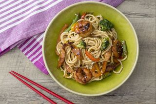 Tallarines Con Pollo Y Langostino