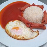 Arroz A La Cubana Con Salchichas Y Huevo Frito