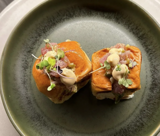 Brioche de mantequilla con atún con guacamole (2ud)