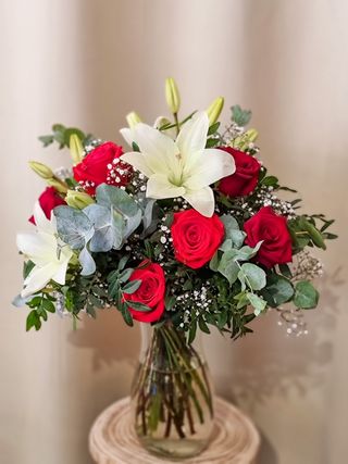 Ramo De Rosas Rojas Y Lirios - Triunfo