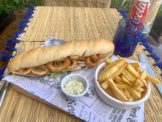 Sandwich aux calamars avec frites