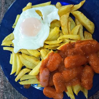 Mini salchichas de pollo en tomate con patatas fritas