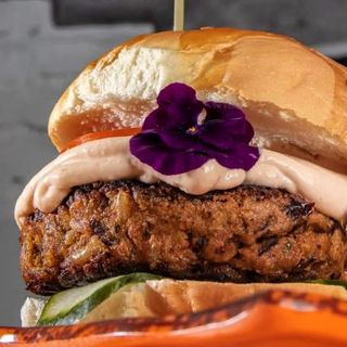 Hamburguesa de vegana eco sevillana con ensalada y pan casero