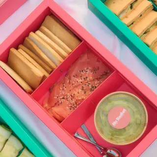 Tostas de salmón ahumado con guacamole (10 unidades) - Gluten, pescado, soja