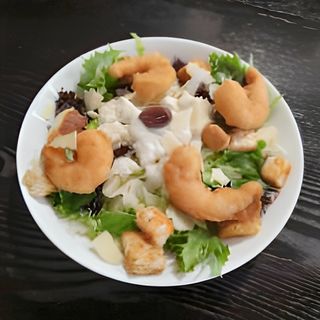 Зелена салата с хрупкави скариди