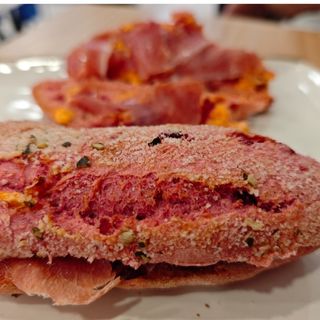 Pan de Remolacha con Serrano 
