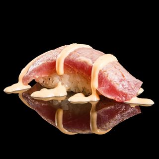 98. Nigiri maguro flambé 2 pezzi