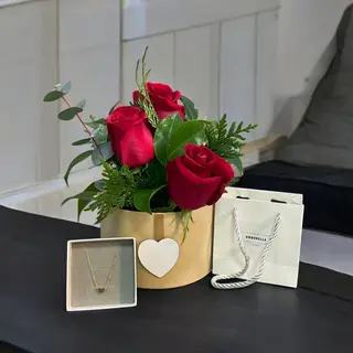 Caja con rosas y colgante corazón