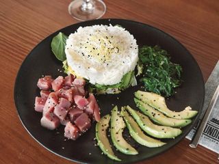 Tataki De Atún Con Aguacate