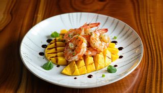 Хрупкави скариди с гриловано манго