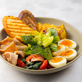 Завтрак с индейкой, картофелем, микс салатом и томатами (320 гр.)