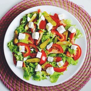 Салат со шпинатом и жареной брынзой  