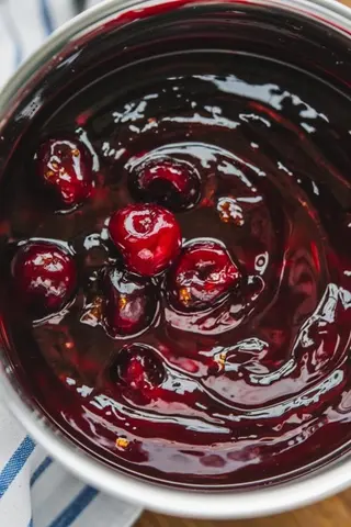 Вишня карамелізована