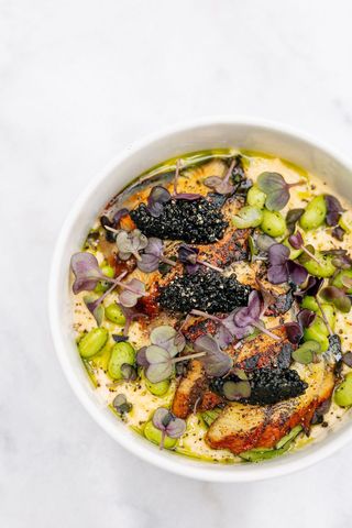 Jajecznica z węgorzem i awokado