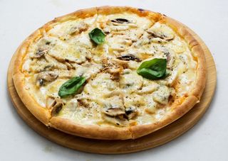 Пицца с курицей и грибами