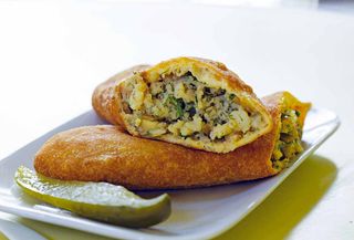 Empanada relleno con puré  de patata y carne