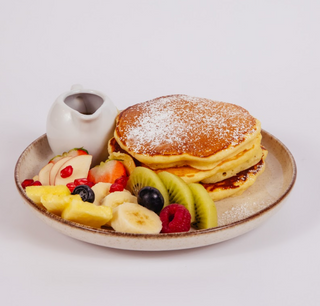 Pancakes con sciroppo d'acero e frutta mista gluten free