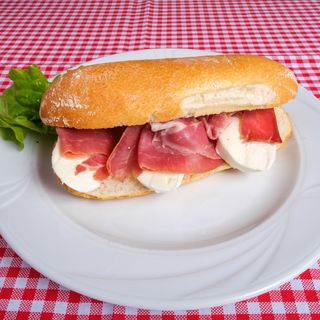 Panino con crudo e mozzarella