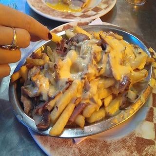 Patatas Fritas Con Cheddar, Bacon Y Mozzarella Gratinadas