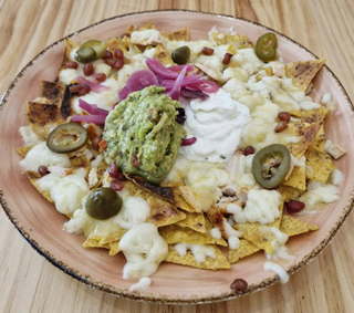 Nachos con pollo braseado