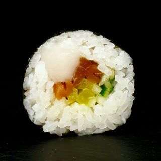 Futomaki z surową rybą maślaną