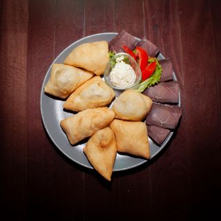 Uštipci suho meso i kajmak