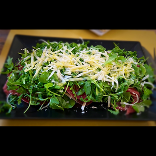Bresaola e rucola con scaglie di grana limone