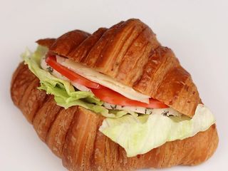 Круасан цезар з індичкою